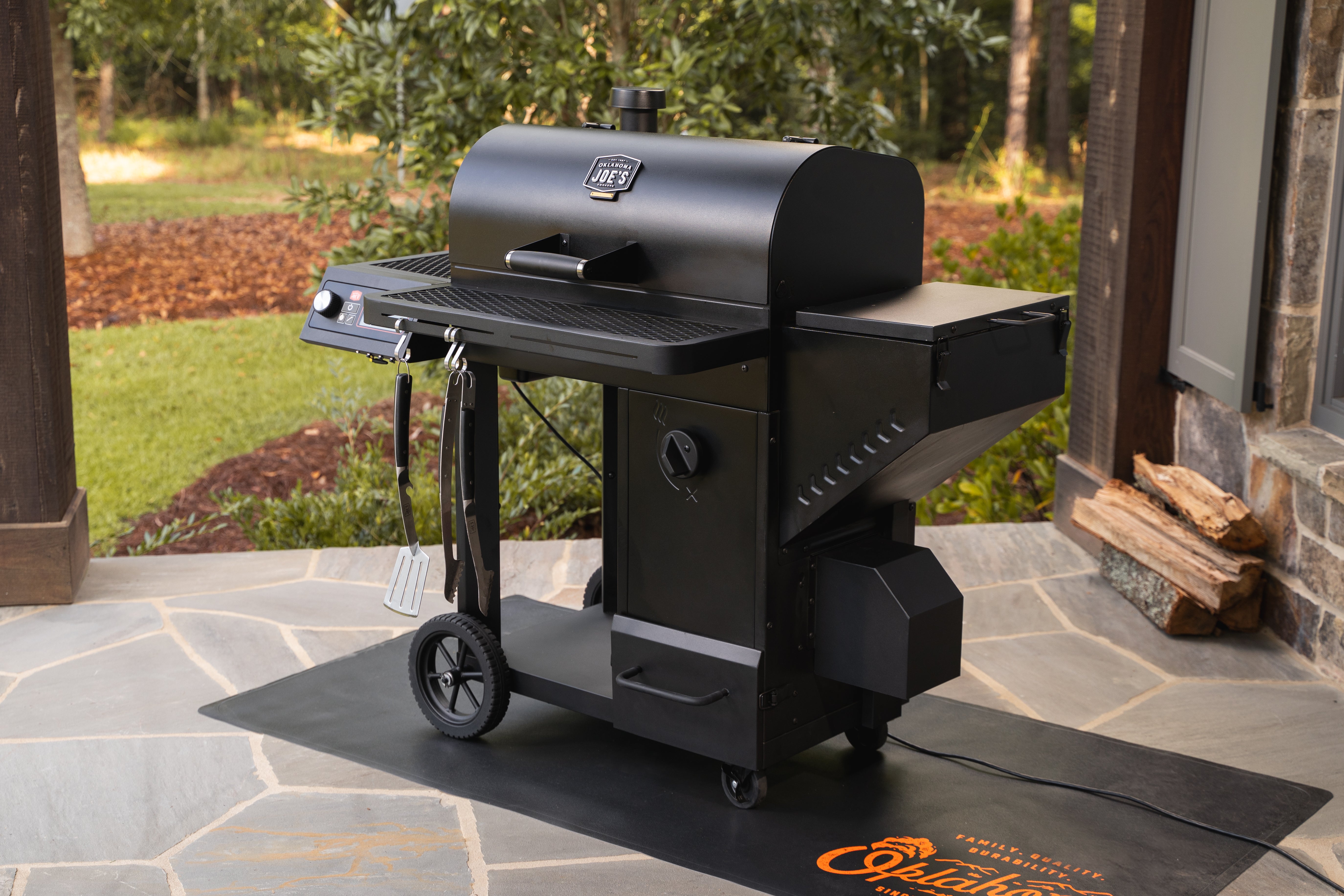 Oklahoma Joe's Tahoma 900 Auto-Feed Charcoal Smoker & Grill