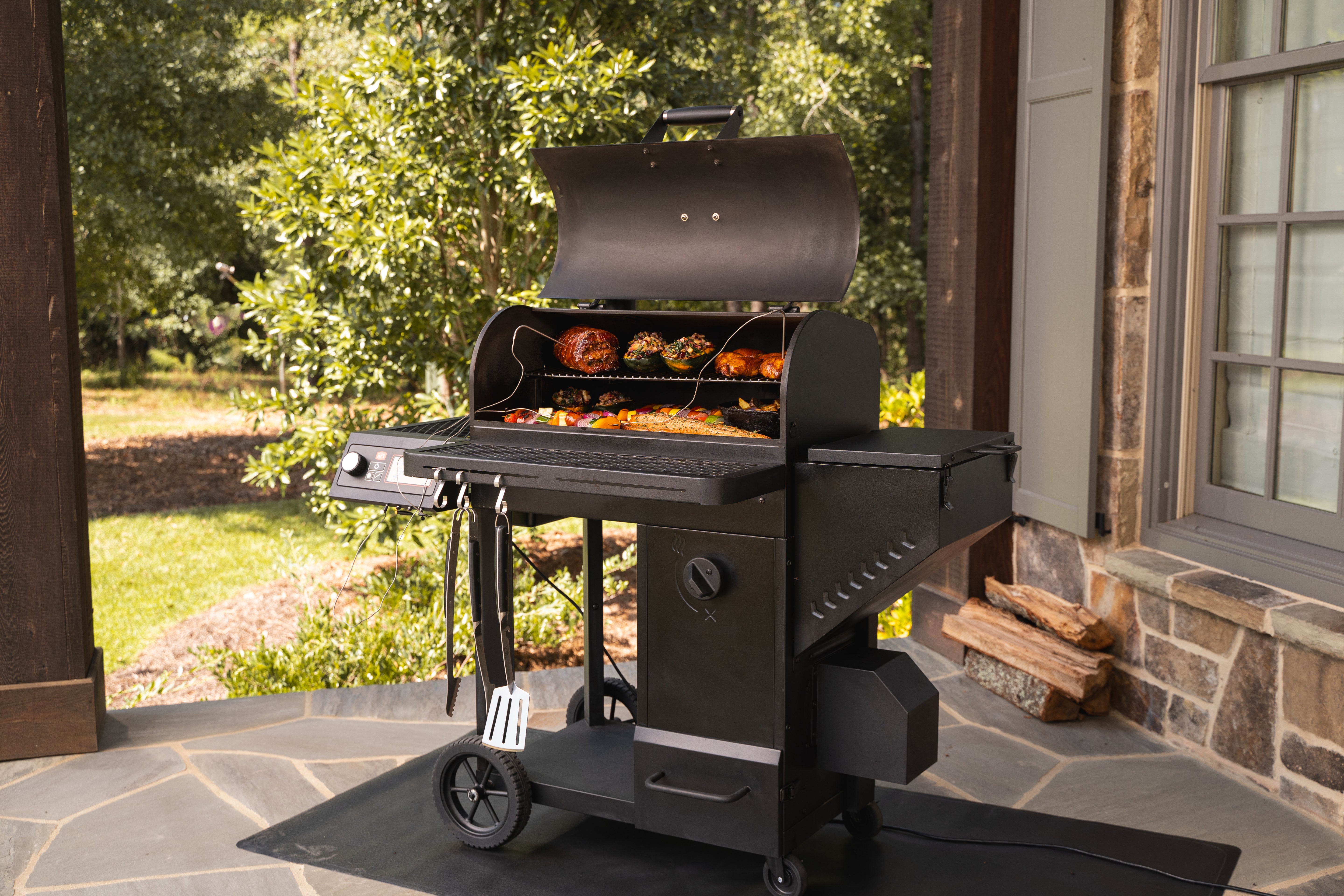 Oklahoma Joe's Tahoma 900 Auto-Feed Charcoal Smoker & Grill