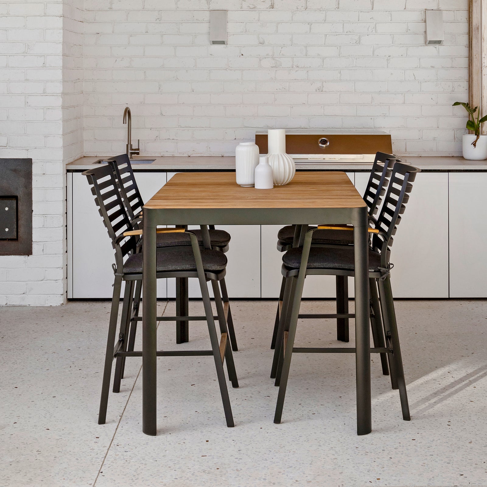 Excalibur Monico Outdoor Bar Setting with 4 Bar Chairs