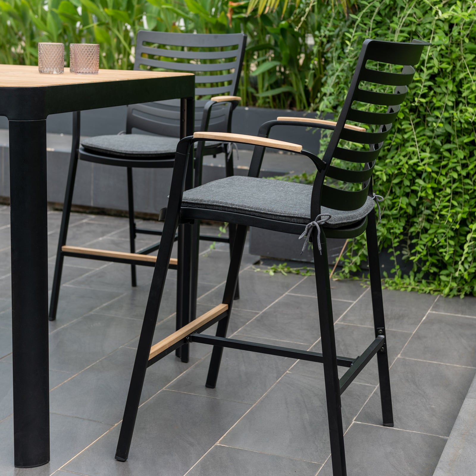 Excalibur Monico Outdoor Bar Setting with 4 Bar Chairs