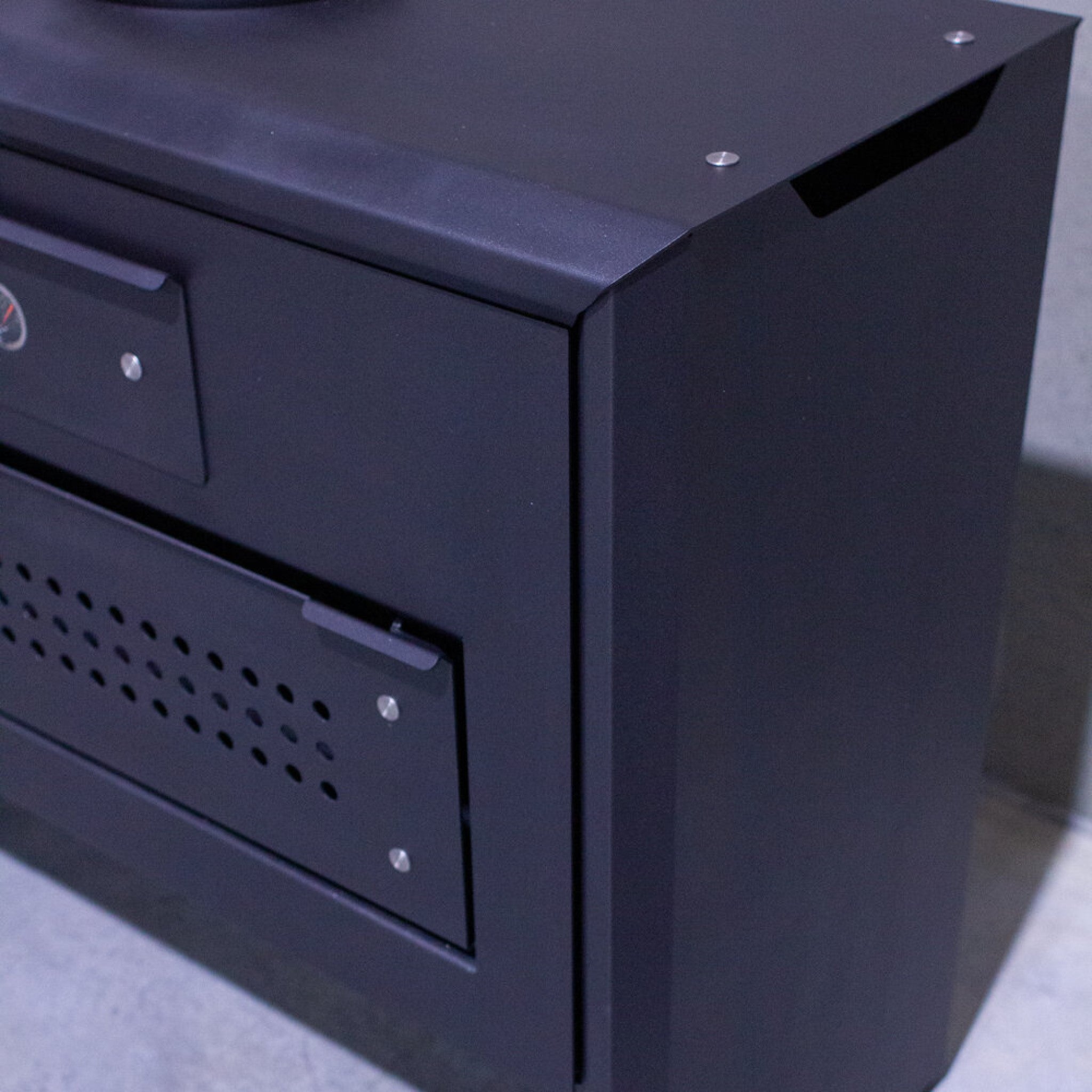 Billy Smoker Iconic Entertainer Open Fire Cooker